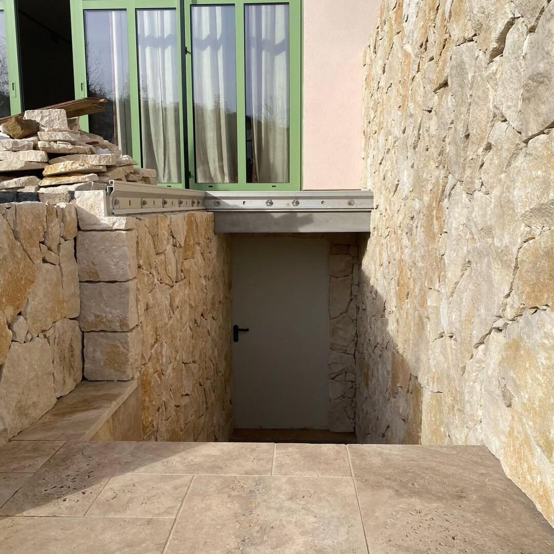 Escalier extérieur et murs en pierre