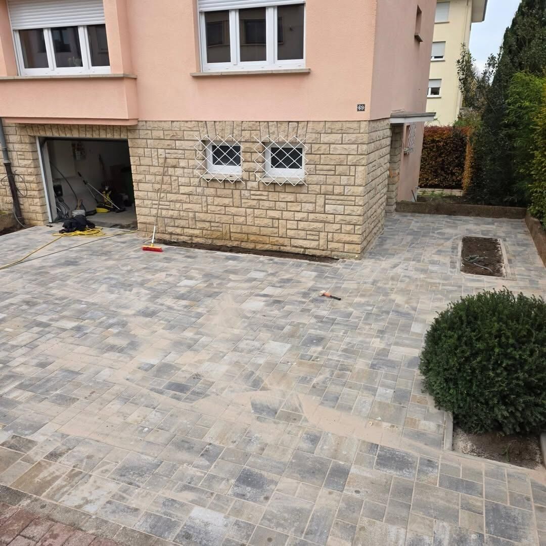 Cour et terrasse pavées réalisées par Construction LUX CG